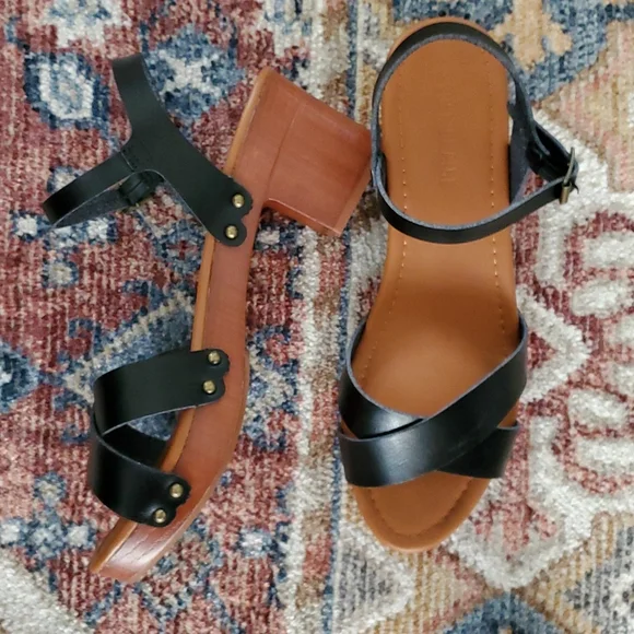 Cushionaire Platform Sandals - Picture 2 of 7